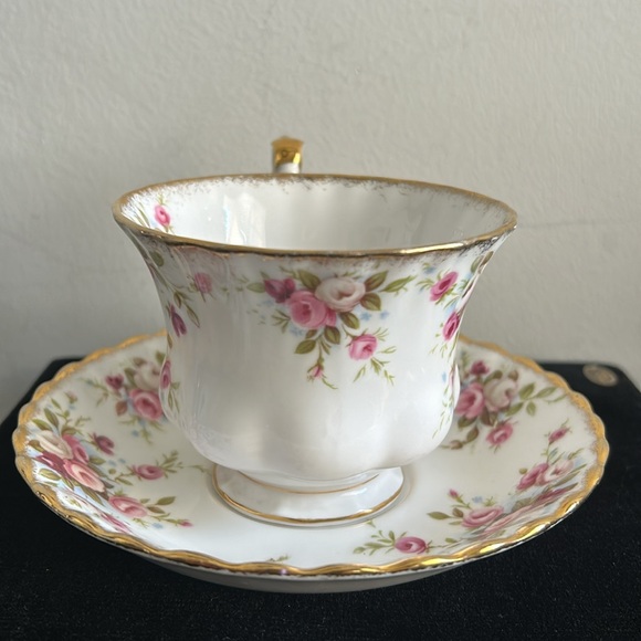 Royal Albert, Bone China Cottage Garden Vintage Tea Cup Set - Picture 5 of 9